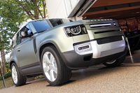 新型「ランドローバー・ディフェンダー」がついに上陸! 来日したデザイナーが語る このクルマの見どころとは?