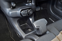 トランスミッションは5段AT(シングルクラッチ式)。センターパネルにボタン式のシフトセレクターが用意される。その手前にある、一見シフトセレクターと勘違いしそうなレバーはパーキングブレーキ。