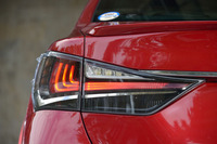 リアコンビランプ。レクサスのイニシャル「L」をモチーフとしたデザインが採用されている。