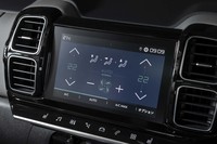 ダッシュボードの中央には8インチのタッチスクリーンが備わっている。スマートフォンを接続してマップアプリを使ってもいいし、試乗車のようにナビゲーションを装着してもいい。