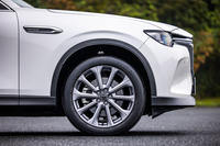 「CX-80 XD Lパッケージ」にはシルバーメタリック塗装の20インチホイールが標準で装備される。今回の試乗車は、235/50R20サイズの「グッドイヤー・エフィシェントグリップ パフォーマンスSUV」タイヤを組み合わせていた。