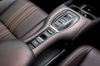 フローティング式のセンターコンソールには、運転に関連するスイッチ類をまとめて配置。その下にはUSBポートや収納トレーが備わっている。