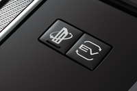 センターコンソールに備わる「イノベーティブペダルオペレーションモード」のスイッチ(左)。回生ブレーキを強めることで、“ほぼ”ワンペダルドライブが可能となるが、完全停車するためには、ちゃんとブレーキを踏む必要がある。