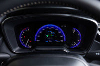 「W×B」グレードには、オプティトロンメーターと7インチTFTカラーマルチインフォメーションディスプレイが標準装備となる。写真はスピードメーター(中央部分)をアナログデザイン表示にした様子。