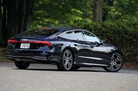 オプションの「ドライビングパッケージ」に含まれる4輪操舵システム「ダイナミックオールホイールステアリング」は、最小回転半径を5.7mから5.2mにまで縮めるほか、高速時のスタビリティーを高める効果がある。