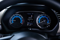 メーターの基本デザインは「eKワゴン/eKクロス」と同様で、中央部分にカラー液晶を用いたマルチインフォメーションディスプレイを配置している。