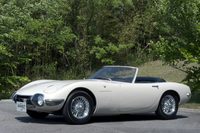 映画『007は二度死ぬ』に使用するため、プロトタイプの2台がオープンカーに改造された。写真はトヨタ博物館が所有する一台。