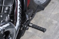 ステップの位置は、前へ足を投げ出すような“フォワードコントロール”が標準で、試乗車に装着されていた“ミッドコントロール”のステップは、アクセサリーとして用意される。