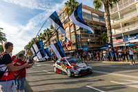 エストニア国旗を掲げて「ヤリス」の凱旋(がいせん)に華を添えるタナックファン。……運転してるのはメカニックなんだけどね。