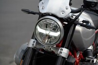 試乗車は、充実した装備と特別な意匠が特徴の「初期生産限定パッケージ」装着車。外装ではアルミやビレットパーツを用いた「アルミニウム スタイルOption 719」のカラー/装備が目を引く。