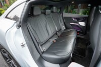 後席の足元まわりは広々としているが、頭上は少しタイト。「ワンボウフォルム」のスタイリングゆえに仕方のないところか。