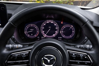 エントリーモデルと位置づけられる「XD」と「XD Sパッケージ」以外のモデルには12.3インチのフル液晶メーターが標準装備とされ、さらに「XD Sパッケージ」以上のグレードにはフロントガラス照射タイプのアクティブドライビングディスプレイも組み合わされる。