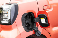 右のリアフェンダーパネルに備わる充電ポート。「eスカイ」は出力3kWないし6kWの普通充電、および50kWまでの急速充電に対応している。