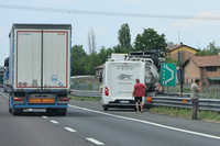 路肩には、何らかのかたちで巻き込まれたと思われる複数の車両が。