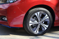 「e+ G」に装着されるツートンカラーの17インチアルミホイール。外観の仕様は「e+」も標準車も共通で、このホイールも40kWh仕様の「G」と同じものだ。