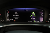 「EX」に備わる10.2インチのフルグラフィックメーターは、大胆な表示レイアウトの変更が可能。各種走行情報に加え、インフォテインメントシステムの設定、運転支援システムの作動状態などが確認できる。