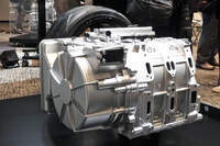 パワーユニットはタイヤに隠れてしまうぐらいにコンパクトだ。