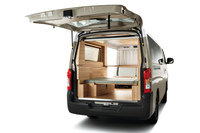 「キャラバンMYROOM」では、2枚のボードを並べて使う「折り畳みベッド」のほか、簡単なアクションでベッドルームをつくれる「MYROOM跳ね上げベッド」もオプション設定されている。