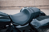 シート高は「ストリートグライド」が715mm、「ロードグライド」(写真)が720mmで、足つき性は良好。新しいシート形状とパッド素材の採用により、座り心地も改善されている。