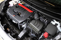最高出力272PS、最大トルク370N・mを発生する1.6リッター直3直噴ターボエンジン。高出力に耐える精緻で高強度なつくりに加え、軽量コンパクトな設計も特徴となっている。