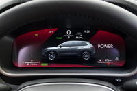 「Z」には「クラウン」などの上位モデルと同じ12.3インチの液晶式メーターを装備。ドライブモード変更時には車両の横姿が大写しになるが、グラフィックが美しいだけに実車とのホイールの違いがちょっと気になる。