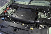 「ディフェンダー90 75thリミテッドエディション」は、最高出力300PS、最大トルク400N・mの2リッター直4ガソリンターボエンジンに8段ATを組み合わせて搭載している。