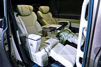 「エグゼクティブラウンジ」に備わる、その名も「エグゼクティブラウンジシート」。シートそのものの構造としては、回転格納式テーブルや充実した収納が備わる大型のアームレスト、スライド機能付きの電動オットマンなどが、「Z/Zプレミア」のセカンドシートとの大きなちがいだ。