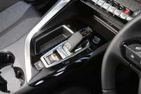 つややかなピアノブラックのパネルが目を引くセンターコンソール。6段ATのシフトセレクターや、電動パーキングブレーキ、スポーツモードの操作スイッチなどが備わる。