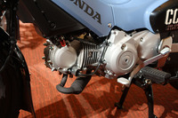 ホンダの「クロスカブ110 Lite」(写真)と「スーパーカブ110 Lite」、「スーパーカブ110プロLite」に搭載される、109ccの空冷4ストローク単気筒OHCエンジン。新基準に適合する、最高出力3.5kW(4.8PS)、最大トルク6.9N・mを発生する。従来の49ccエンジンを搭載した「スーパーカブ50」シリーズに対しては、「出力・トルクともに向上したことで、よりスムーズな加速性能を実現した」とアピールされる。