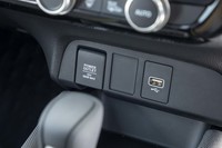 センターコンソールには、アクセサリーソケットやUSBのソケットが備わる。