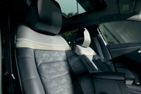 シートの座面と背もたれにはベンチレーション機能用の穴あけ加工が施される。大中小の3種類の穴を使い分けることで、ここでもダブルシェブロンが表現されている。