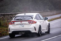 ボディーカラーは写真の「チャンピオンシップホワイト」のほか、「クリスタルブラック・パール」「フレームレッド」「レーシングブルー・パール」、そして有償色「ソニックグレー・パール」の全5種類が設定されている。