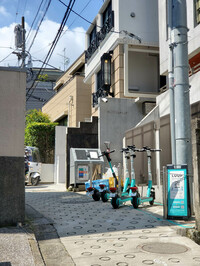 電動キックボードの利用者にしてみれば、世間の目や警察の取り締まりは厳しく感じられるかもしれないが、事故の減少とともに、社会に定着していくことだろう。ちなみに、電動キックボードでの「酒酔い運転」には「5年以下の懲役又は100万円以下の罰金」が、「酒気帯び運転」に対しては「3年以下の懲役又は50万円以下の罰金」が科せられる。