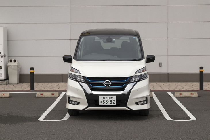駐車支援機能「インテリジェントパーキングアシスト」を試す。この時は写真左側の白線を少し踏んでしまったが、自分で駐車するのが苦手というひとには、十分頼りになる機能だろう。