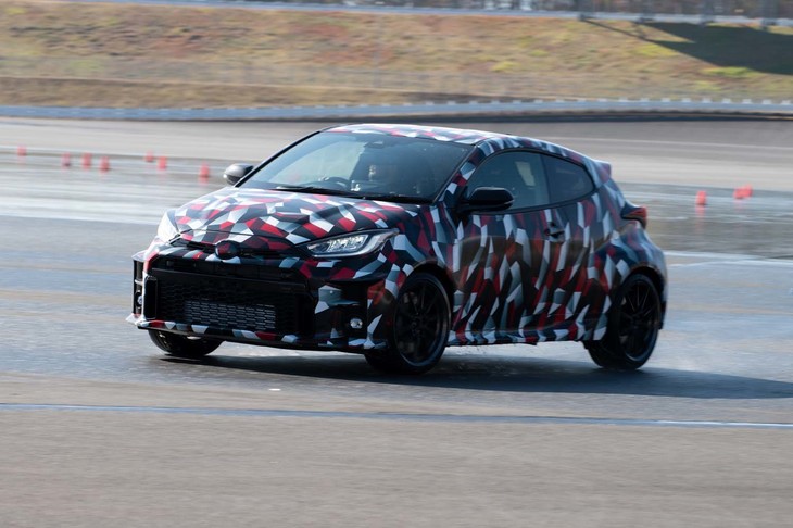 4WDの前後トルク配分は「ノーマル」が60:40で「スポーツ」が30:70、「トラック」が50:50。ほとんどのテストドライバーはトラックが一番速く走れたが、オイット・タナック選手だけはスポーツが最も速かったという。