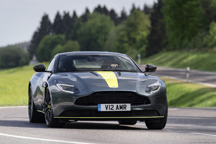 「DB11 AMR」はアダプティブダンピングシステムを搭載。走行モードは「GT」「Sport」「Sport+」の3種類が選べる。
