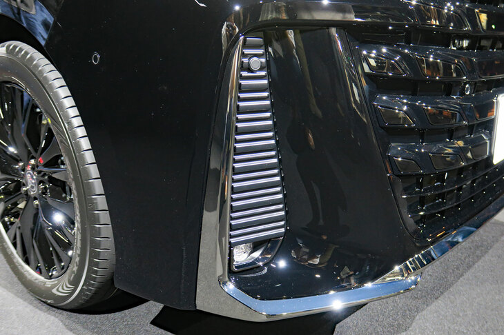 トヨタ・ヴェルファイアZプレミア(フロントバンパー装飾)