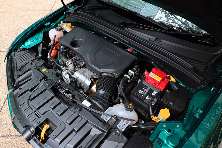 1.3リッター直4ターボエンジンと前後2基のモーターを組み合わせたパワートレインは、パワフルさやエフィシェンシーに加えて、作動が洗練されている点も大きな特徴。エンジンの始動はスムーズで、EV走行からハイブリッド走行への移行(あるいはその逆)でも、ギクシャク感は皆無である。