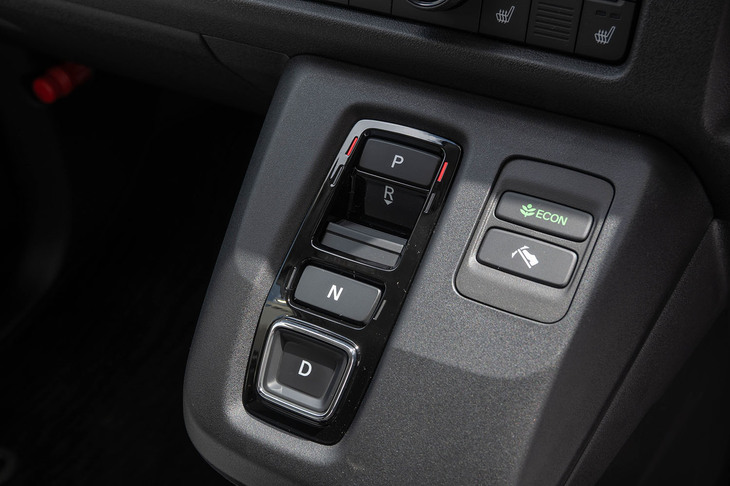シフトセレクターはプッシュボタン式。このあたりにピアノブラックを使っていないところが居心地のよさにつながっている。