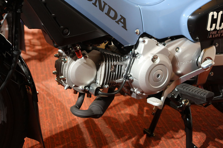 ホンダの「クロスカブ110 Lite」(写真)と「スーパーカブ110 Lite」、「スーパーカブ110プロLite」に搭載される、109ccの空冷4ストローク単気筒OHCエンジン。新基準に適合する、最高出力3.5kW(4.8PS)、最大トルク6.9N・mを発生する。従来の49ccエンジンを搭載した「スーパーカブ50」シリーズに対しては、「出力・トルクともに向上したことで、よりスムーズな加速性能を実現した」とアピールされる。