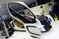 2019年の東京モーターショーに出展された東レのコンセプトカー「I toP」。巨大なサイドウィンドウを含め、ボディーの47%が樹脂でできており、大幅な軽量化を実現している。