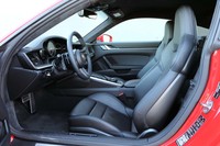 フロントシートは、新型「911」のために完全新設計されたもの。体をホールドしやすい、立体形状のデザインになっており、快適性も向上。特にショルダー部分のサポートが、大きく改善されているという。軽量構造により、約3kgの軽量化も果たしている。