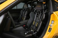 「ポルシェ911 GT3 RS」のコックピット。公道走行可能なモデルだが、カーボンむき出しのシートやロールケージが備わる車内のムードは、スパルタンそのものだ。