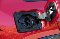 駆動用リチウムイオンバッテリーの容量は18.1kWh。急速充電には対応していない。