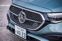 6代目「Eクラス」のフロントフェイスでは、大きな「スリーポインテッドスター」が中心に置かれた3Dデザイングリルの採用が特徴。そのグリル内にはスリーポインテッドスターを模した小さなメッキ加飾が無数にちりばめられている。