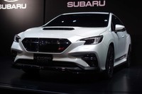 膨張色といわれるホワイトでも締まって見える次期「レヴォーグ」。ボディーサイズは現行型よりもわずかに大きくなる見込みだ。