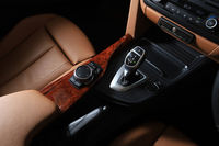 トランスミッションにはZF社と共同開発した8段ATを採用。シフトパドルはなく、手動での変速操作はレバータイプのシフトセレクターか、ステアリングホイールの裏のスイッチで行う。