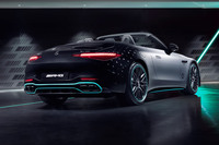 F1マシンのカラーリングを採用した限定車「メルセデスAMG SL63 4MATIC+ Motorsport Collectors Edition」発売の画像