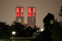 東京都庁舎も赤色にライトアップされた。