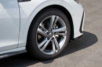 1.5リッターモデルは17インチのタイヤ&ホイールを標準装備。5ダブルスポークのアルミホイールは「Rライン」専用だ。